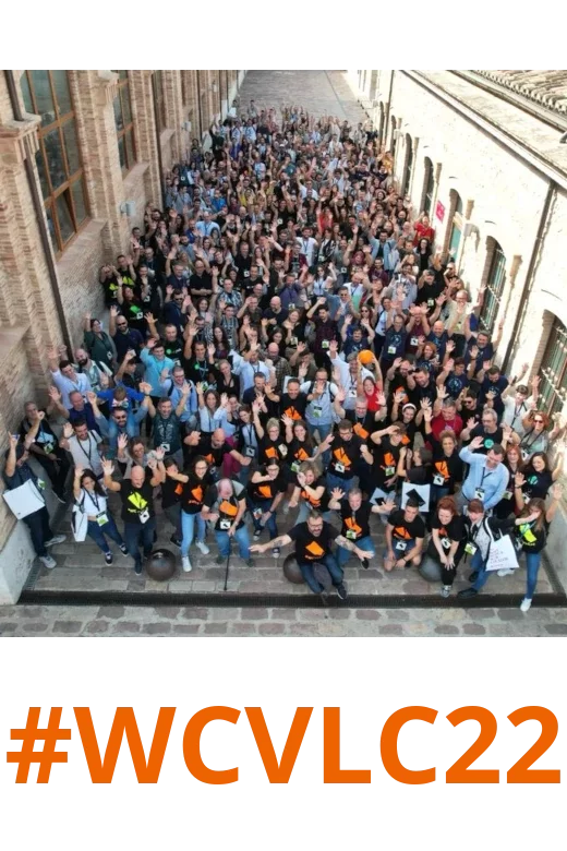 Foto de familia con los asistentes, organizadores, voluntarios y patrocinadores en la WordCamp Valencia 2022
