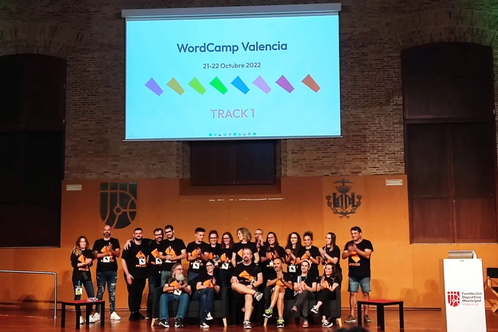 Organizadores y voluntarios en el escenario de la WordCamp Valencia 2022.